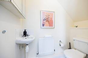 Large 4 Bed Townhouse in Uxbridge Sleeps 9