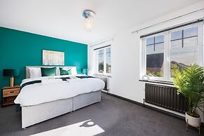 Large 4 Bed Townhouse in Uxbridge Sleeps 9