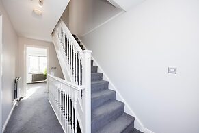 Large 4 Bed Townhouse in Uxbridge Sleeps 9