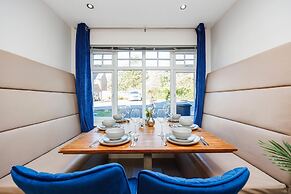 Large 4 Bed Townhouse in Uxbridge Sleeps 9