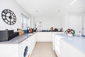 Large 4 Bed Townhouse in Uxbridge Sleeps 9