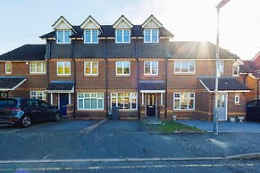 Large 4 Bed Townhouse in Uxbridge Sleeps 9