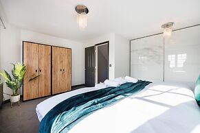 Large 4 Bed Townhouse in Uxbridge Sleeps 9