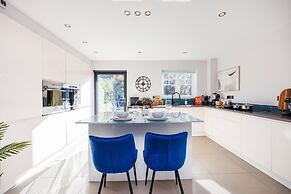 Large 4 Bed Townhouse in Uxbridge Sleeps 9