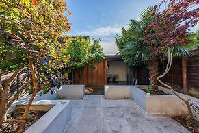 Large 4 Bed Townhouse in Uxbridge Sleeps 9