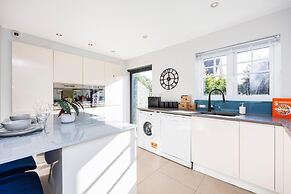 Large 4 Bed Townhouse in Uxbridge Sleeps 9