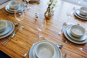 Large 4 Bed Townhouse in Uxbridge Sleeps 9