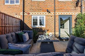 Large 4 Bed Townhouse in Uxbridge Sleeps 9