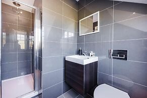 Large 4 Bed Townhouse in Uxbridge Sleeps 9