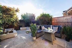 Large 4 Bed Townhouse in Uxbridge Sleeps 9