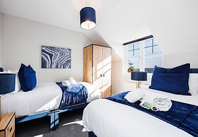 Large 4 Bed Townhouse in Uxbridge Sleeps 9