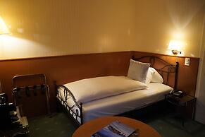 Carlton-Europe Vintage Adults Hotel