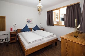 Carlton-Europe Vintage Adults Hotel