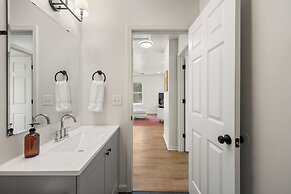 Little Pisgah Sunrise by Avantstay Mountain View