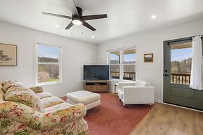 Little Pisgah Sunrise by Avantstay Mountain View