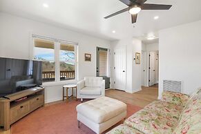 Little Pisgah Sunrise by Avantstay Mountain View