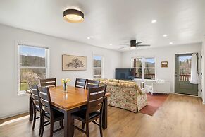 Little Pisgah Sunrise by Avantstay Mountain View