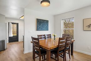 Little Pisgah Sunrise by Avantstay Mountain View