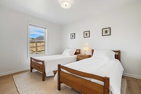 Little Pisgah Sunrise by Avantstay Mountain View