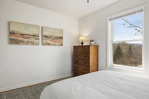 Little Pisgah Sunrise by Avantstay Mountain View