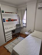 Hostel for One: quarto e banheiro privativos