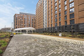 Flat With Skyline City Views