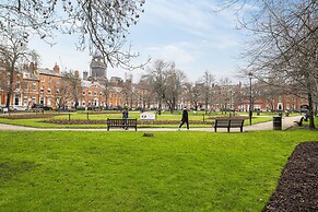 Flat With Skyline City Views