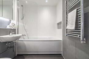 Flat With Skyline City Views