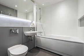 Flat With Skyline City Views