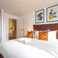 Deluxe Waterside Flat in Leeds