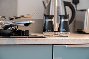 Deluxe Waterside Flat in Leeds