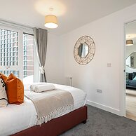 Deluxe Waterside Flat in Leeds