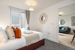 Deluxe Waterside Flat in Leeds