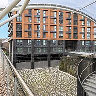 Deluxe Waterside Flat in Leeds