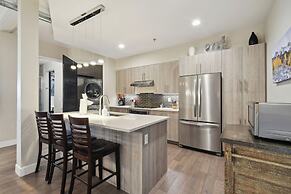 Graffiti & Skyline | RiNo Art Lofts