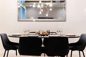 Premium 5-bed Townhome Themed Perfect Location