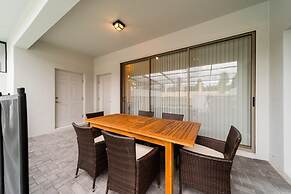 Premium 5-bed Townhome Themed Perfect Location