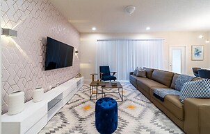 Premium 5-bed Townhome Themed Perfect Location