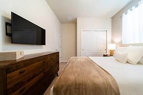 Premium 5-bed Townhome Themed Perfect Location