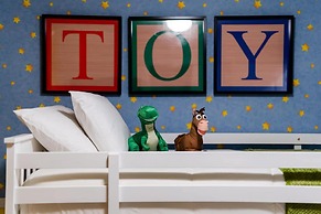 Premium 5-bed Townhome Themed Perfect Location