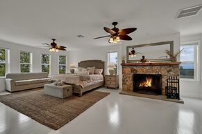 Grasslands Pool Hot Tub Hill Country Views