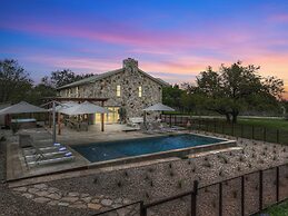 Grasslands Pool Hot Tub Hill Country Views