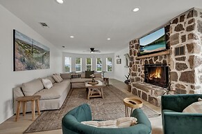 Grasslands Pool Hot Tub Hill Country Views