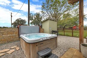 Grasslands Pool Hot Tub Hill Country Views