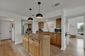 Grasslands Pool Hot Tub Hill Country Views