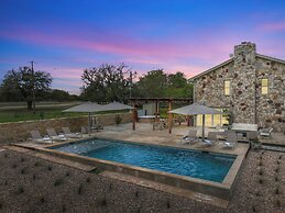 Grasslands Pool Hot Tub Hill Country Views