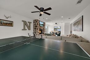 Grasslands Pool Hot Tub Hill Country Views