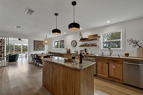 Grasslands Pool Hot Tub Hill Country Views