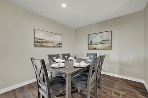 River Oaks Retreat With Hot Tub