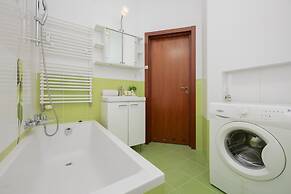 Cozy Apartment With Balcony by Renters